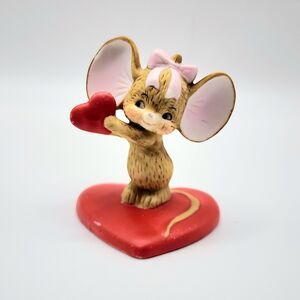 Lefton Porcelain Mouse Standing On A Heart With Her Heart In Her Hands Figurine